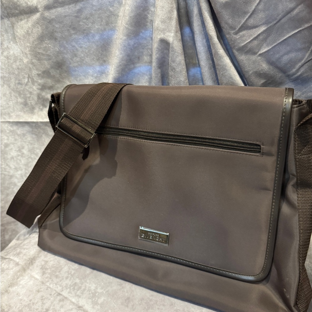 Givency Parfum computer laptop 
Chocolate, brown‎ microfiber Crossbody bag
